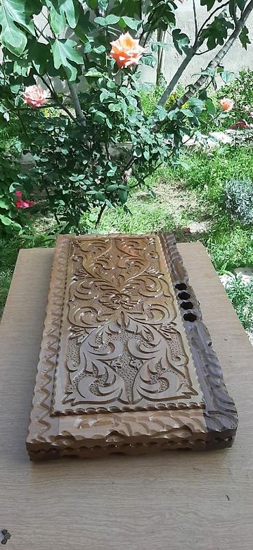 Nərdlər: Bu, taxta materialdan hazırlanmış, oyma bəzəkləri olan nərd oyun — 4