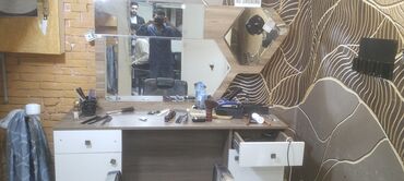 Salon masaları: Saş kəsimi üçün masa, Güzgülü