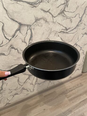 бу сковородки: Сковородка большая вместительная
Крышку необходимо прикрутить