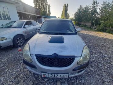 ош матиз 3: Автомобиль Daewoo Matiz серебристого цвета. Компактный кузов, идеально