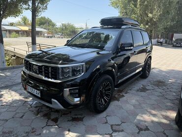 домкрат для авто: Черный внедорожник Kia Mohave с полным приводом, оснащенный