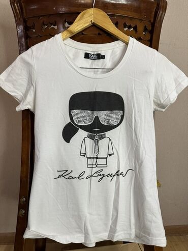 женские куртки адидас: Белая женская футболка KARL LAGERFELD. - Классический круглый вырез