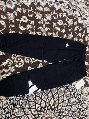 одежда оверсайз: Представляем мужские спортивные брюки Adidas черного цвета. Модель at lalafo.kg одежда оверсайз: Представляем мужские спортивные брюки Adidas черного цвета. Модель