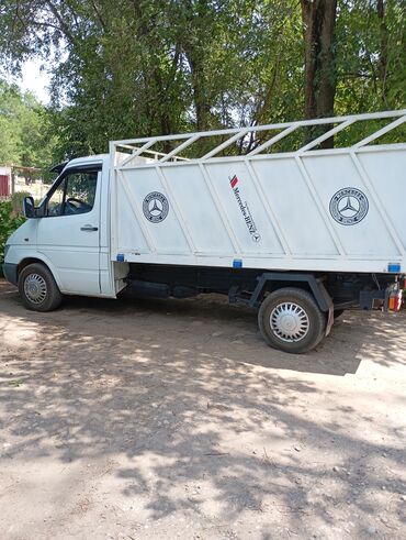 машина диска: Грузовой фургон Mercedes-Benz Sprinter белого цвета, оснащенный
