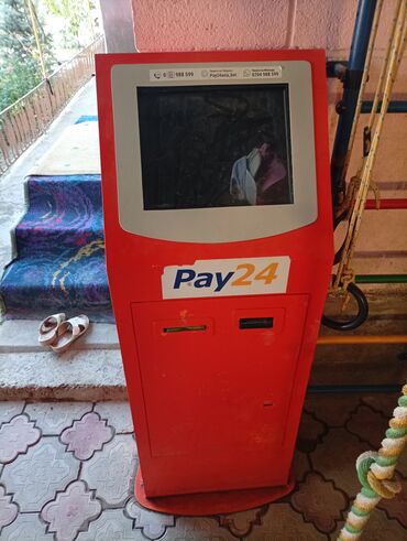 принтер для печати лент: Платежный терминал красного цвета с брендингом Pay24. Оснащен