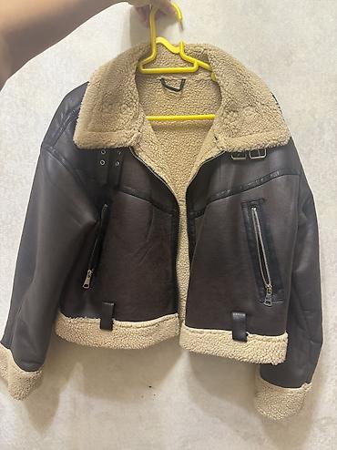 Qadınlar üçün isti içliyi olan qısa aviator/kürk effektli gödəkcə. -