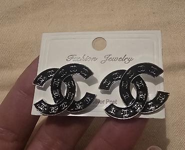 alp crystal swarovski: Mindjuše CC znak sa cirkonima, zlatne boje, bizuterija. Kao chanel — 8