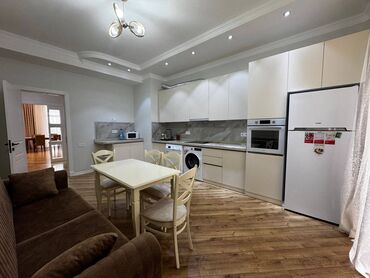 Uzunmüddətli kirayə mənzillər: Ağ şəhərdə 2 otaqlı əla təmirli mənzil kirayə verilir. Mənzil tam — 14