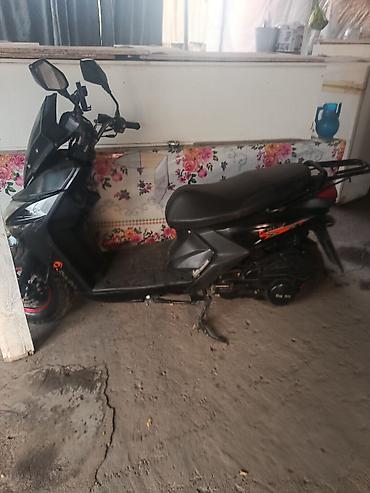 top riding: Скутер QJ/QJiang (модель с обтекателем “Bull”/“QJ”) — черный — 2