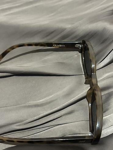 Eynəklər: Le Specs gün eynəyi - Brend: Le Specs (saplarda loqo yazısı görünür) — 2