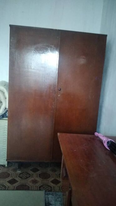 купейные шкафы: Двухстворчатый платяной шкаф классического дизайна. - Материал