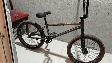 Çaydanlar: BMX velosipedi, möhkəm quruluşu və manevr qabiliyyəti sayəsində