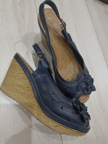 voyager обувь: Удобные босоножки на невысокой платформе Почти новые, носила пару раз