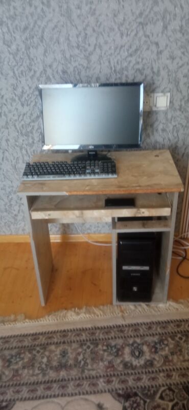 Masaüstü kompüterlər və iş stansiyaları: Ram:4 GB Yaddaş:256 GB İçində hər şey var ideal vəziyyədədir Windows