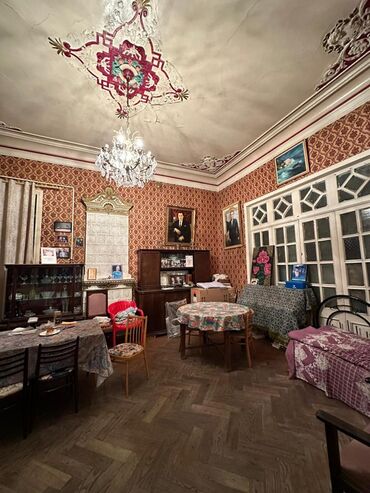 Binalar: Tarixi mərkəzdə yerləşən küçə mənzərəsi olan kommersiya obyektləri və — 16