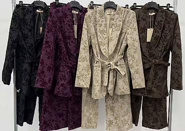 bordo komplet zenski: Ženski komplet – sako i pantalone sa baršunastim floralnim reljefnim — 7