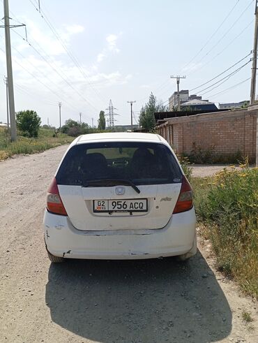 Honda: Автомобиль Honda Fit, компактный и экономичный. Эта модель идеально