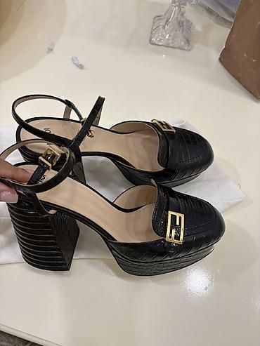 fendi cantalar: Original Fendi Roma qadın sandaleti - Model: Qalın hündür dabanlı — 1