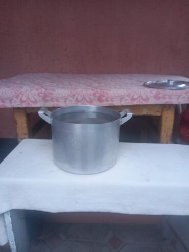 Наборы посуды: Набор разнообразной кухонной утвари, включающий эмалированные — 13