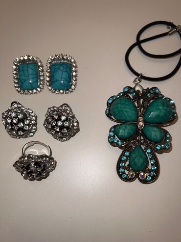 Sırğalar: Bijuteriya sırğalar. Hər şəkildəkinin Hamısı birlikdə 8 manat -da lalafo.az — 3 Sırğalar: Bijuteriya sırğalar. Hər şəkildəkinin Hamısı birlikdə 8 manat — 3