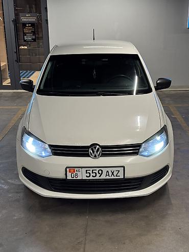 Унаа сатуу: Volkswagen Polo: 2013 г., 1.6 л, Кол менен иштөөчү, Бензин, Седан — 3