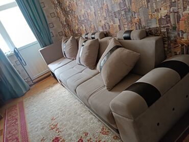 Диваны: Продаётся угловой диван в хорошем состоянии, целый без поломок