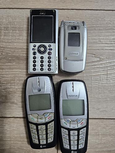 nokia e52: Антикварные телефоны,батареи у всех севшие — 1