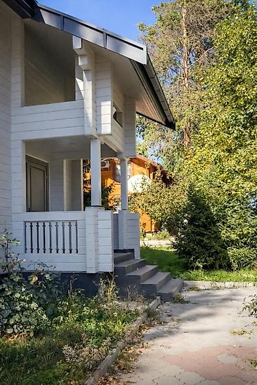 Продажа коттеджей и домов: Дом с отделкой и мебелью Планировка и метраж: - 1этаж: Кухня — 3