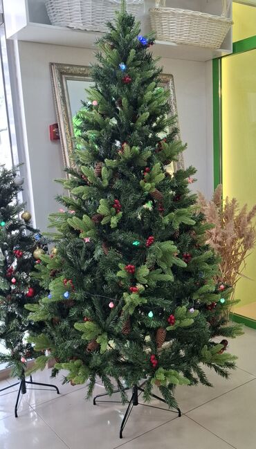 Ёлки: Искусственная новогодняя ёлка с шишками и ягодами, на металлической — 1