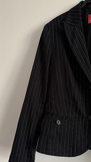 Tuflilər: Qadınlar üçün qara rəngli, nazik ağ zolaqlı klassik blazer. İki — 2