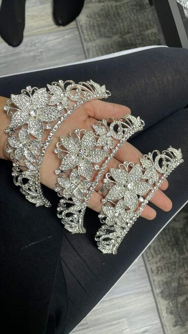 Aksesoari za kosu: Krune 
Cena 1400din — 15