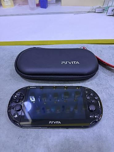 plesteysin 5 2 el: Sony PS Vita portativ oyun konsolu. Şəkillərdə qara rəngli cihaz və PS — 2