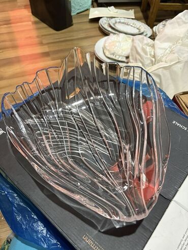 gul toxumu: Şəffaf şüşədən dekorativ qabaq—yarpaq formalı iri meyvə/salat qabı