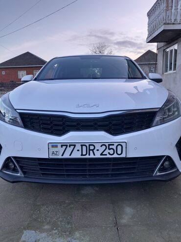Kia: Kia Cerato (yeni loqolu), ağ rəng, sedan. Xüsusiyyətlər: - Güclü və — 4