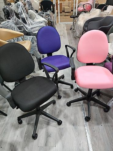 Mebel: Ofis üçün fırlanan iş kreslosu. Kreslo sadə və funksional dizayna — 1