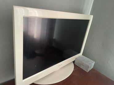 Телевизоры: Телевизор Toshiba, белый корпус, диагональ экрана примерно 32" (по