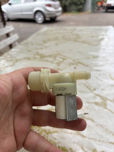 Кухонные мойки: Ağ rəngli plastik solenoid klapan. Bu klapan yuyucu maşınlarda su