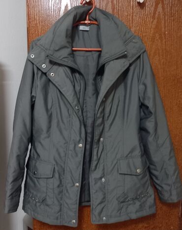 Ženska odeća: Svetlo-siva zenska jakna.Duzina 74 cm,rukavi 65 cm,ramena 42 cm,pazuh