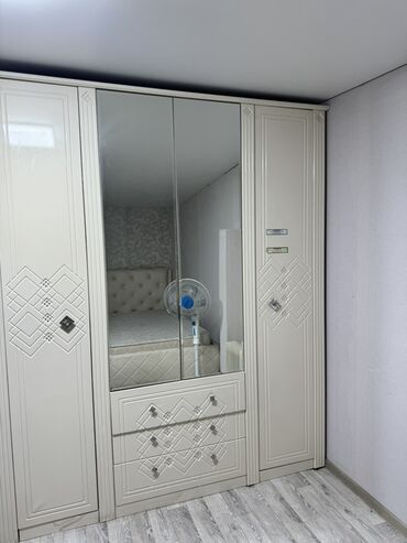 Спальные гарнитуры: Спальный гарнитур в классическом стиле, цвет айвори. Состав: - — 1