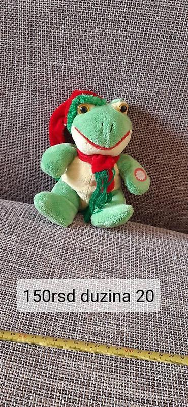 nacrtani stitch: Plišana žaba sa prazničnim detaljima. - Boja: zelena sa krem stomakom — 1
