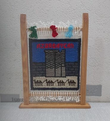 Hədiyyələr: Xalça toxuculuq dəsti – Azərbaycan motivli, əl işidir. Dəstdə ağacdan — 13