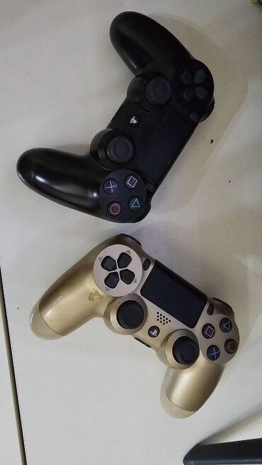 ps 4 pult: Ela vəziyyətdədir heçbir problemi yoxdur 2 pultu var