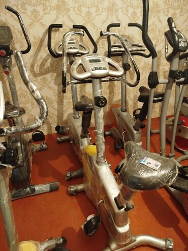 Dəbilqələr: Velotrenajor, fitness və məşq üçün nəzərdə tutulmuşdur. Bu avadanlıq