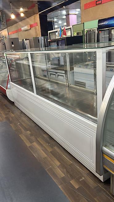 Şüşəli vitrin tipli soyuducu avadanlıq. Market, ərzaq mağazası