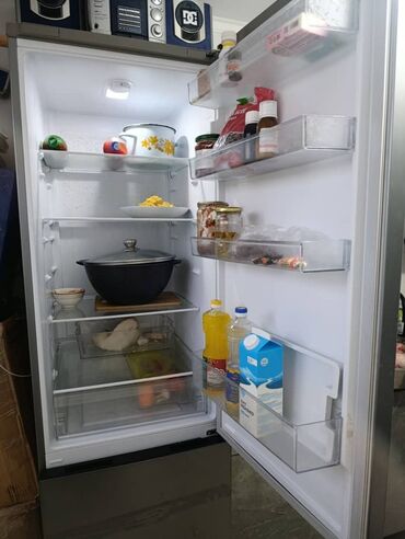 холодильник мясо: Холодильник двухкамерный, серебристый, с нижней морозильной камерой