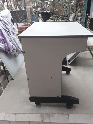 kompüter stol: Kompyuter masası satılır 1 ədəddir.Normal vəziyyətdədir