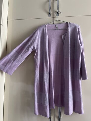 yun jaket: Bənövşəyi rəngli qadın kardiganı. Bu açıq kardiganın uzun qolları və