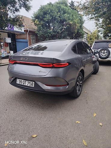 elektrik moto: BYD Qin Plus DM-i sedan - Kuzov: aerodinamik sedan, boz metalik rəng — 5