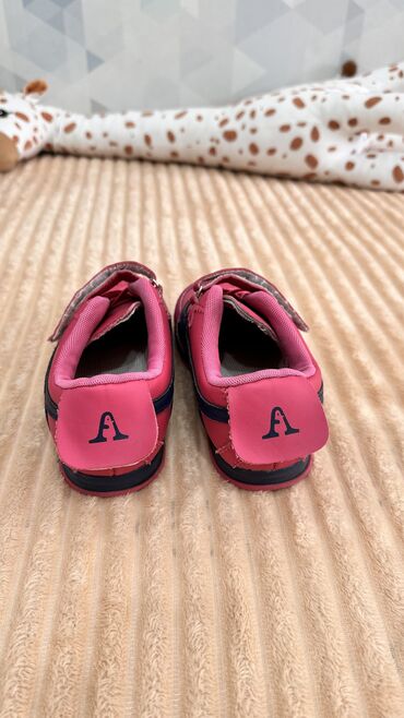 Детская обувь: Продаю б/у обувь на девочку,вся обувь целая,состояние хорошее Цены и — 15