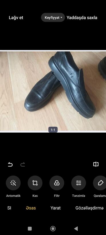 Ayaqqabılar: Qara rəngdə, dəri materialdan hazırlanmış slip-on üslubda ayaqqabılar